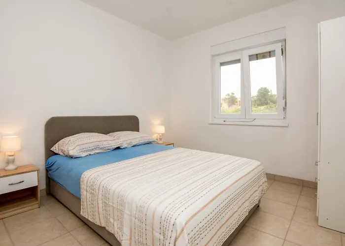 With Parking Space - Lozice, - 21777 דירה